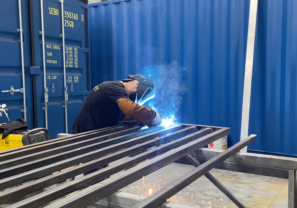 Chaudronnier Box’Innov dans un atelier de transformation