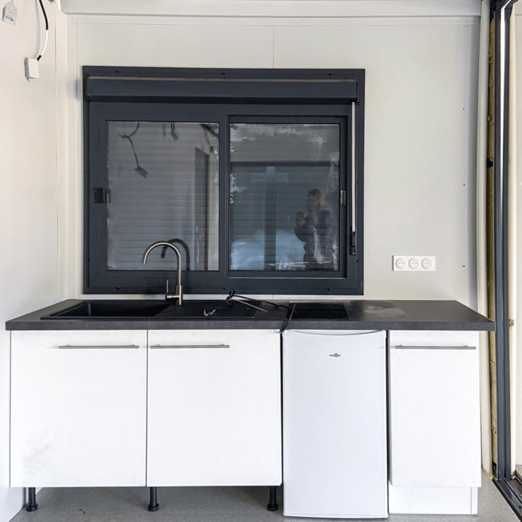 cuisine aménagé dans bungalow de chantier